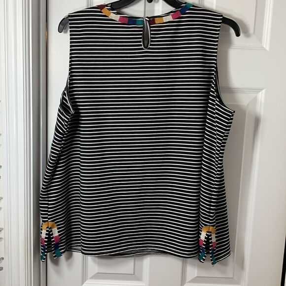 ANDREE by Unit Size 1X sleeveless top with embroidery detail - Picture 2 of 9